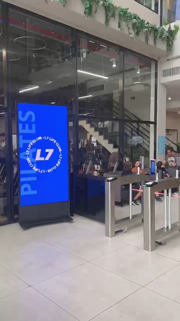 Totem de LED Sparkled instalado na Academia L7 Life Club