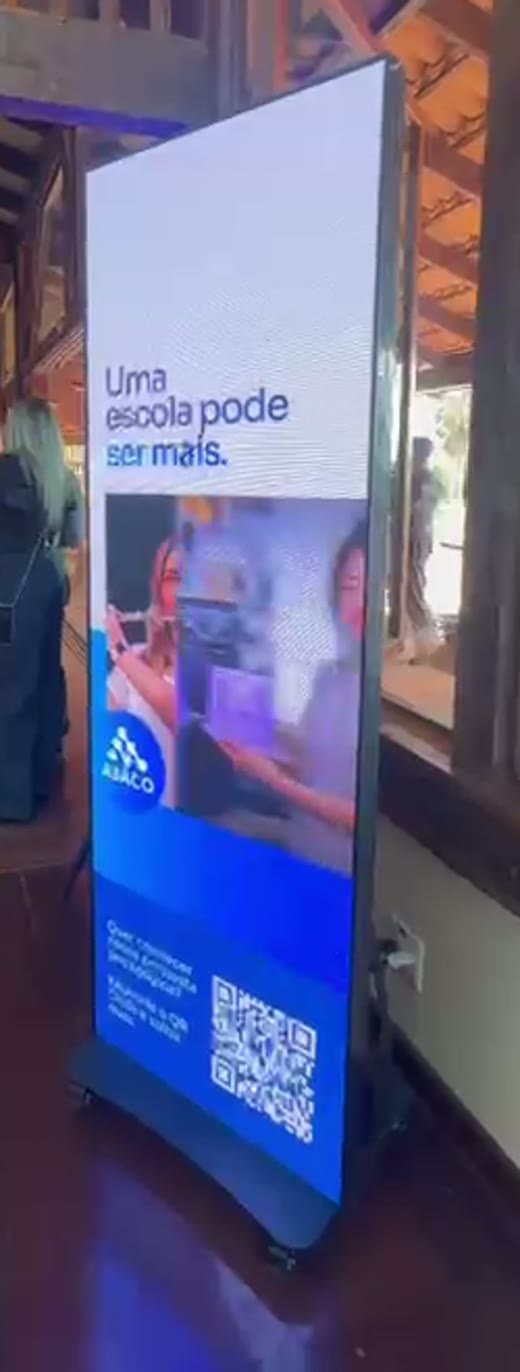 Totem de LED Sparkled de 0,64m de largura em evento do Colégio Ábaco