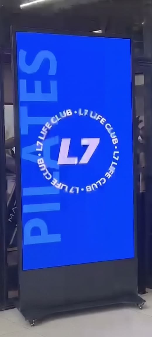 Totem de LED Sparkled de 0,96m de largura instalado na Academia L7